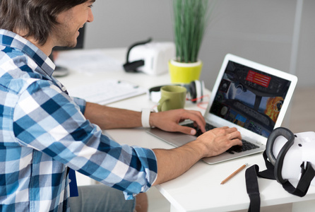 玩电脑的男人图片