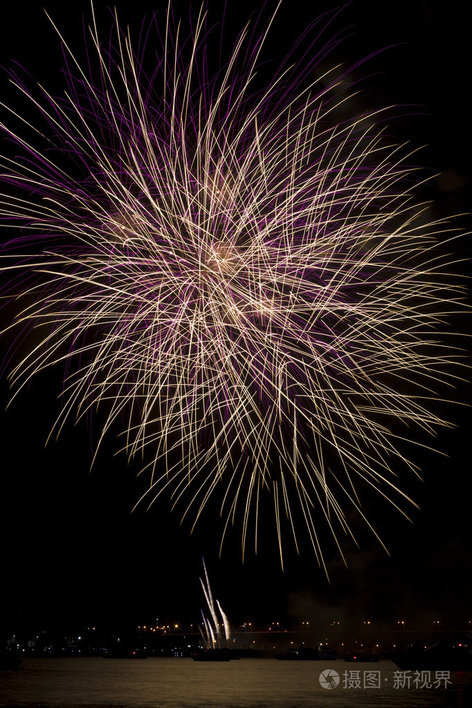 烟花在河里的水的夏夜