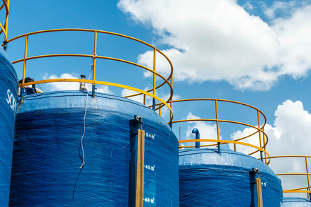 塑料桶筛选用于生产食品的大型水照片