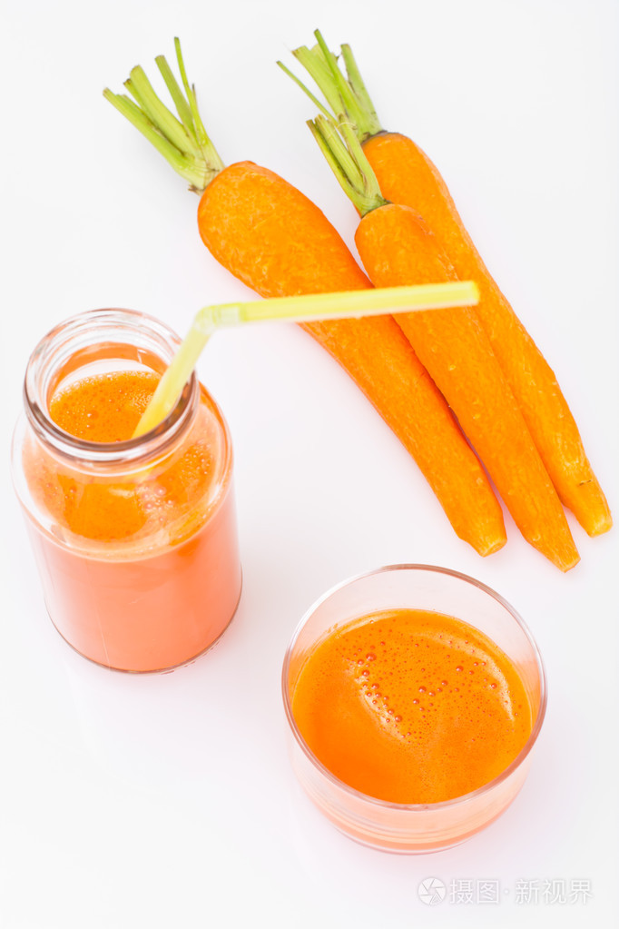 新鲜多汁的橙色胡萝卜和果汁