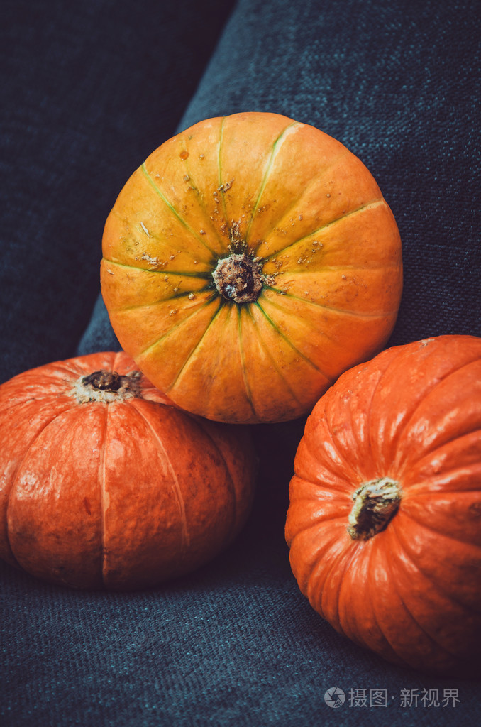 各种各样的黑暗背景上的橙色南瓜.秋天的象征,感恩节这一天的概念.