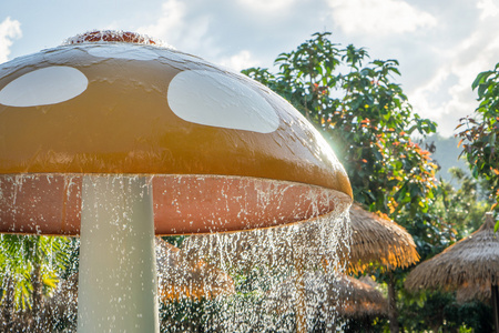 蘑菇形状淋浴在游泳池图片