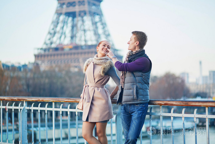 在法国巴黎的埃菲尔铁塔附近对浪漫的情侣