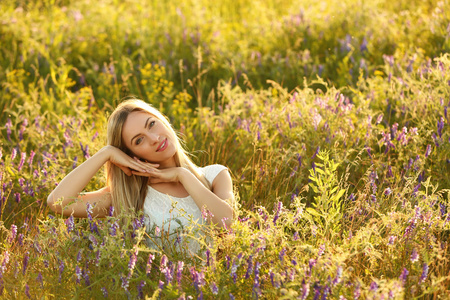 字段中的美丽女人图片