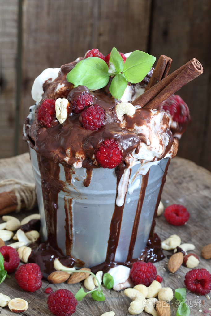 点心冰淇淋巧克力覆盆子坚果肉桂