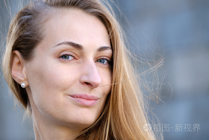 年轻漂亮的女人头