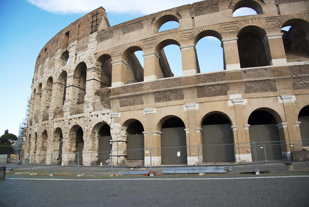 在罗马,意大利伟大的罗马圆形竞技场的古城墙照片