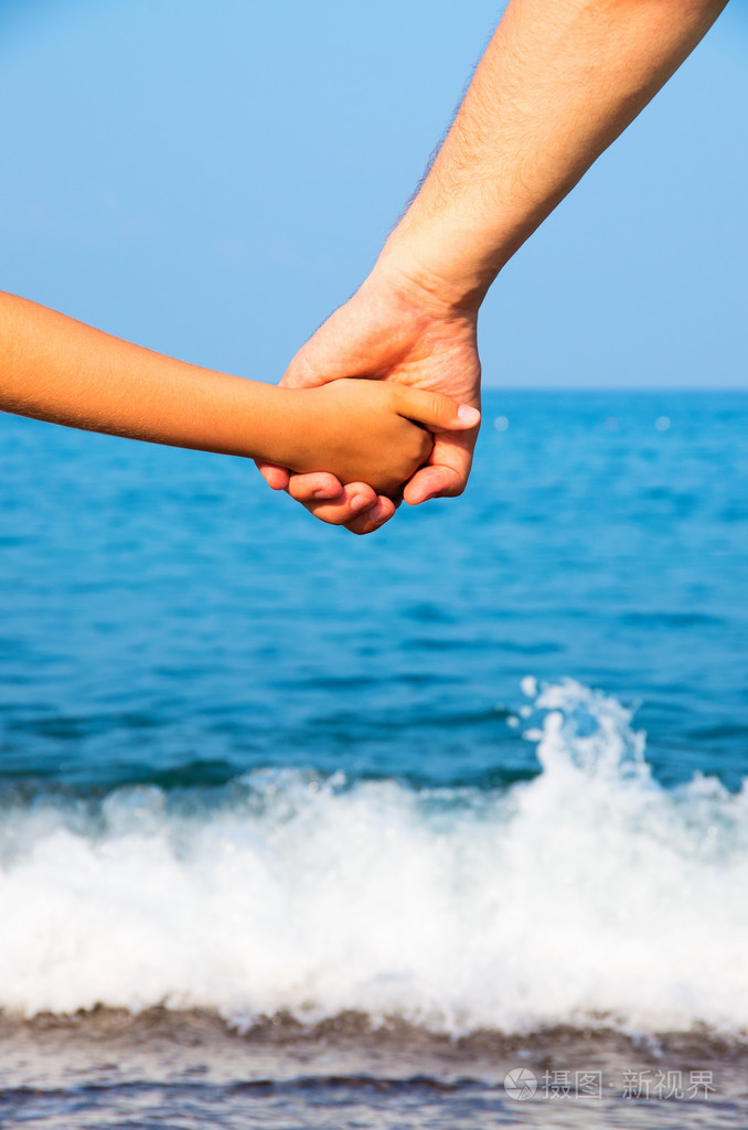 父亲牵着女儿的手