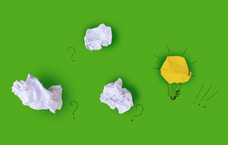 好的灵感概念皱巴巴的纸灯泡隐喻照片