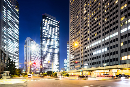 现代化的办公大楼在东京黄昏图片