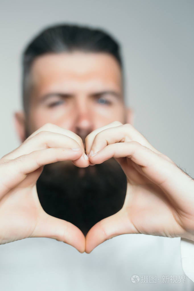 大胡子的男人手在心的形状