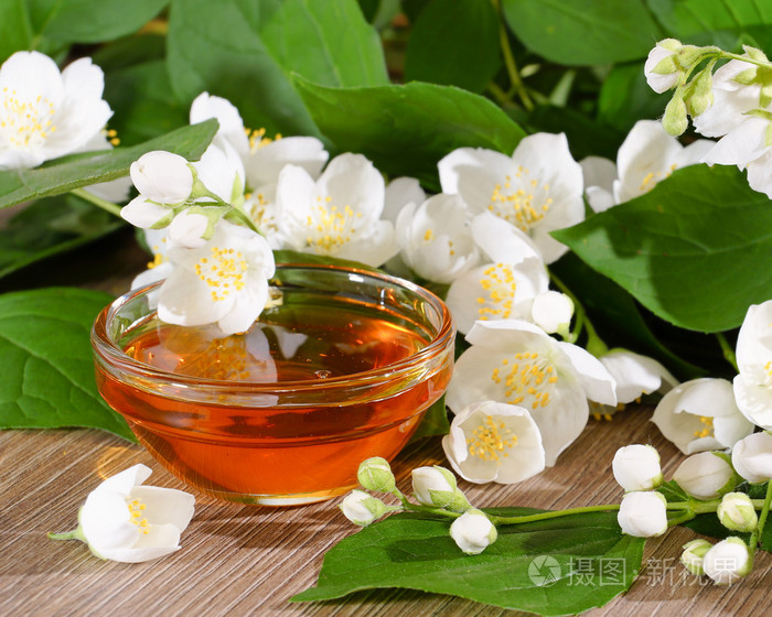 花蜂蜜和盛开的茉莉花