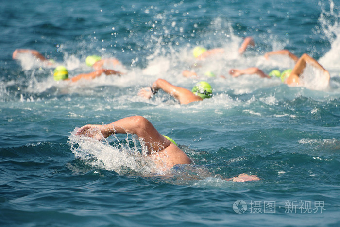 人群中正在海中游泳的潜水服