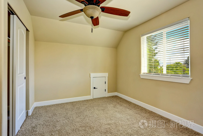 空房间内部有米色墙壁和地毯地板