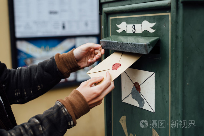 在大街上向老邮筒寄信照片-正版商用图片1pf4qb-摄图新视界