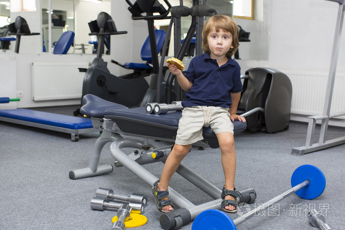 在健身房里的小男孩