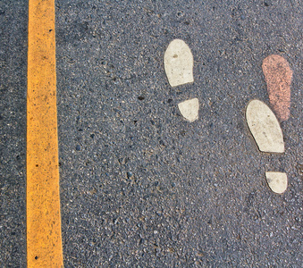 路与脚印照片