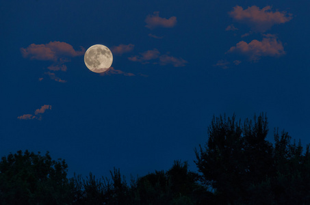 蓝色月亮升起照片