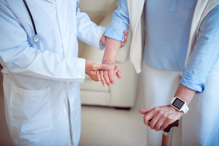 老人智能手表图片-老人智能手表素材-老人智能手表插画-摄图新视界