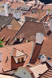 平铺布拉格老城区的屋顶图片