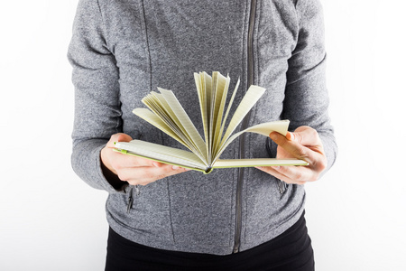 人们教育学习高中计划智能青少年概念女人的张开双手捧着一本书,绿色