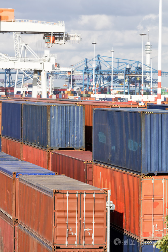 货物集装箱在港口堆积