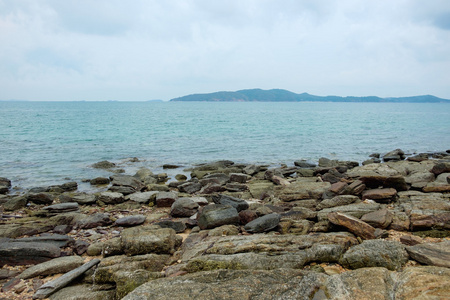 岩石上海岸线与海和山背景图片