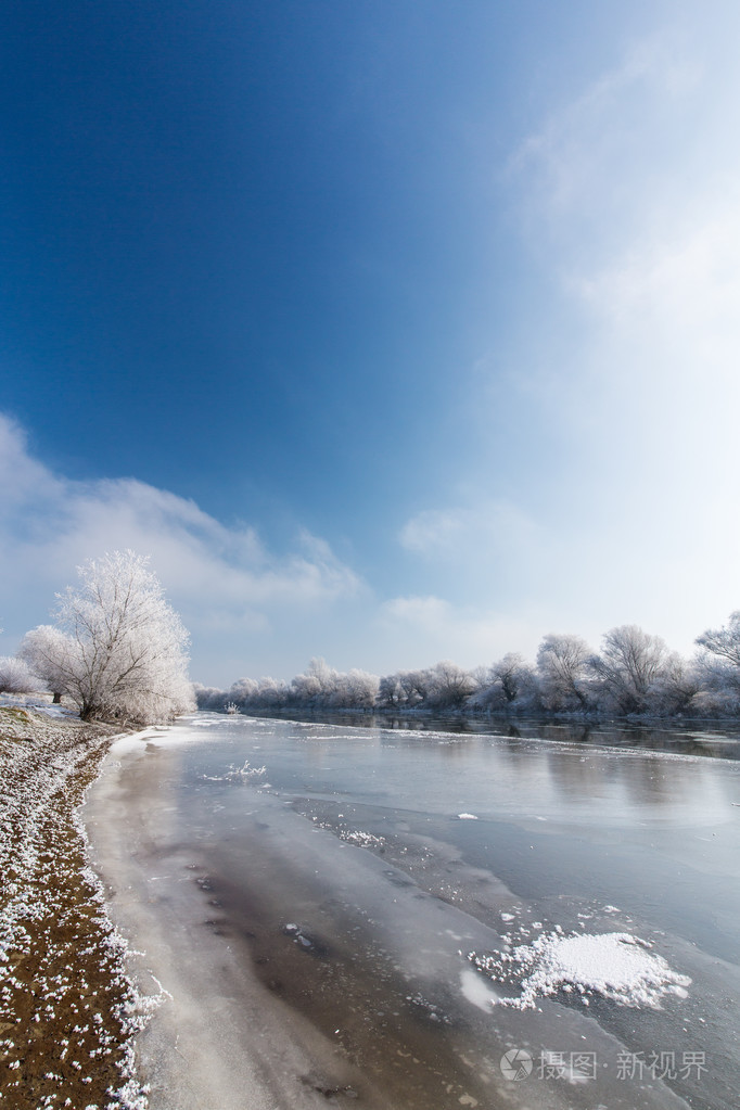 寒冷的冬天景色和冰冻的河流和树木