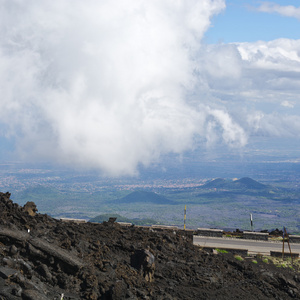 埃特纳火山的黑色熔岩图片