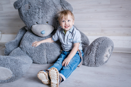 男孩与熊玩具图片