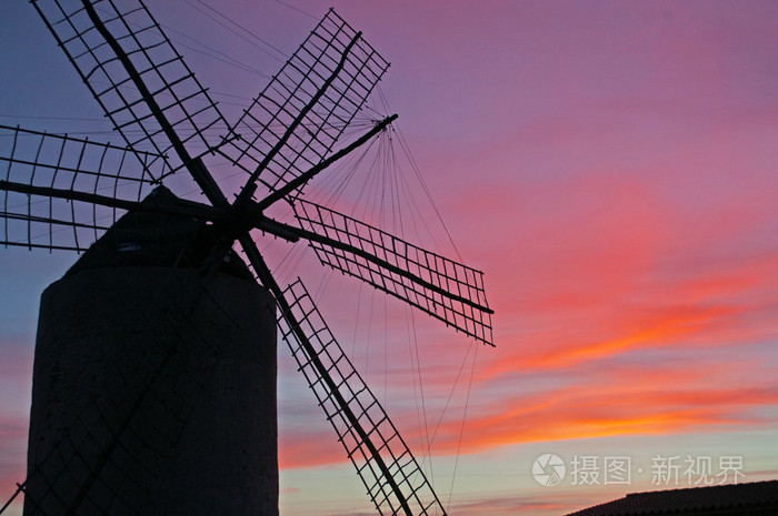 西班牙巴利阿里群岛福门特拉 莫利维尔德拉莫拉的粉红色日落, 这是一座建于1778年的旧风车, 是岛上保存最完好的风车