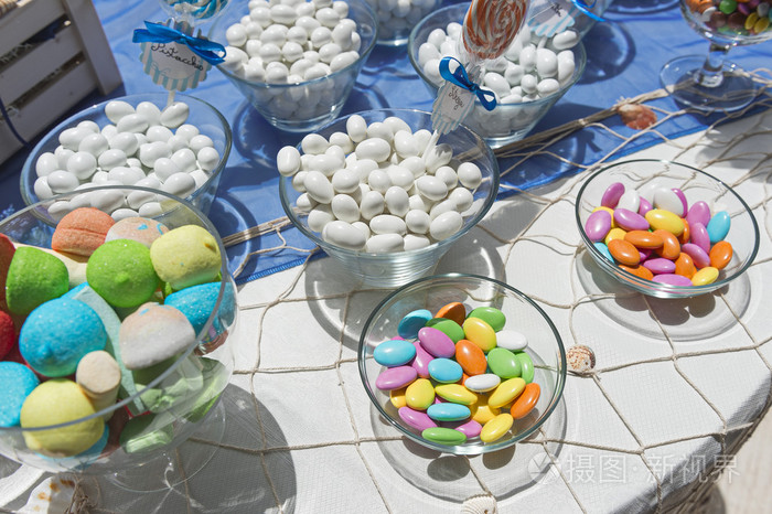 在玻璃瓶中排列的各种口味的组合