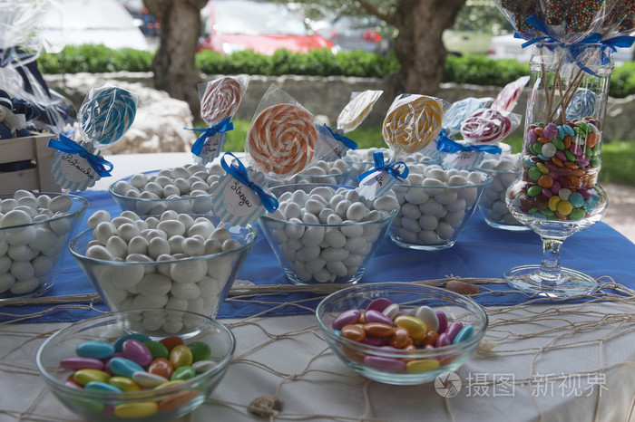 在玻璃瓶中排列的各种口味的组合