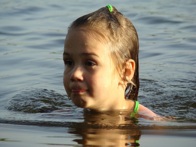 河里游泳孩子孩子在河里洗澡，学游泳照片