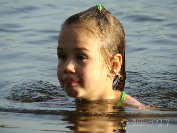 孩子在河里洗澡学游泳