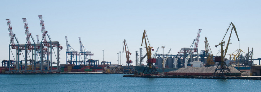 全景工业港海运货物起重机图片