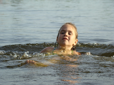 河里游泳孩子孩子在河里洗澡，学游泳照片