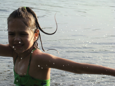 孩子在河里洗澡，学游泳照片