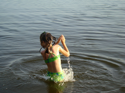 孩子在河里洗澡，学游泳照片