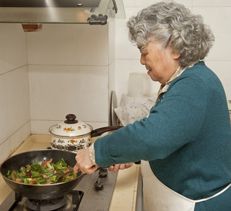 做饭的奶奶奶奶在厨房里做饭照片
