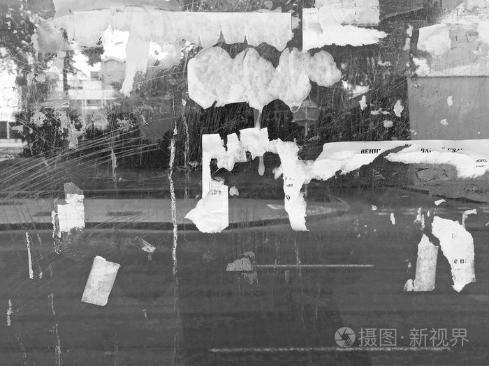 撕碎的纸片海报和玻璃墙上的广告