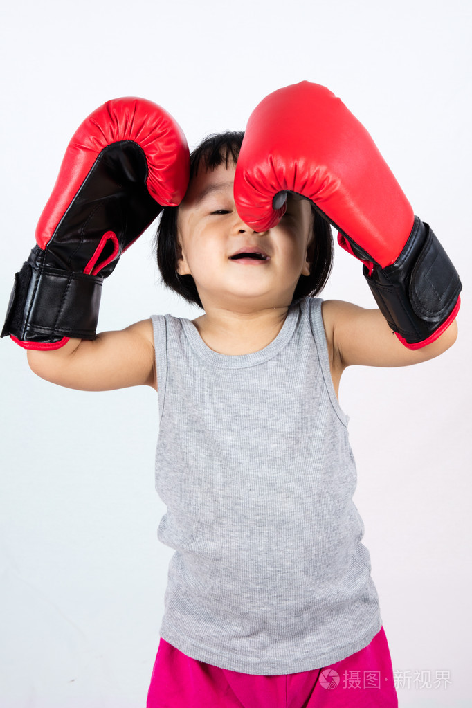 亚洲中国小女孩戴着拳击手套的挫败感