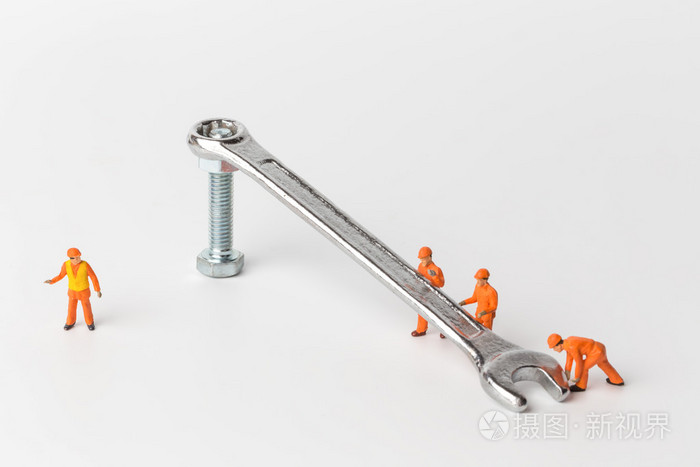 这一概念的集体解决任何问题微型玩具工人拧紧螺母新的螺栓用扳手在