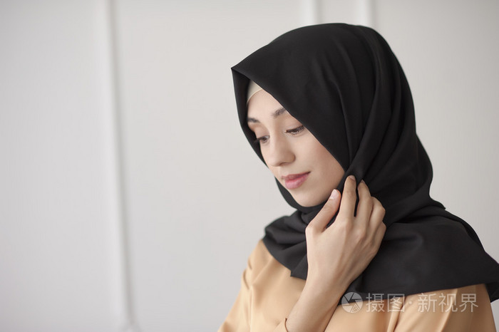 传统伊斯兰服装美丽的穆斯林女人的肖像,包括他们的头
