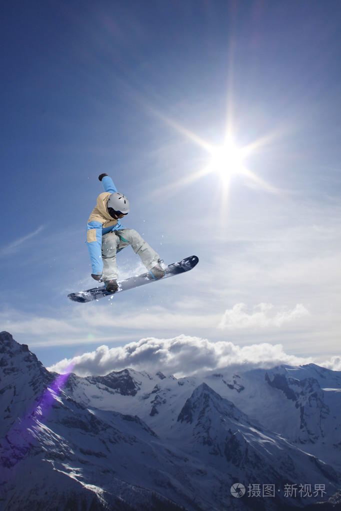 跳上山脉的滑雪者.极限运动照片-正版商用图片1pg9uy-摄图新视界