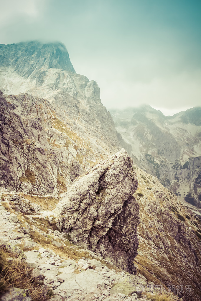 巍峨的大山与戏剧性多云的天空照片-正版商用图片1pga4x-摄图新视界