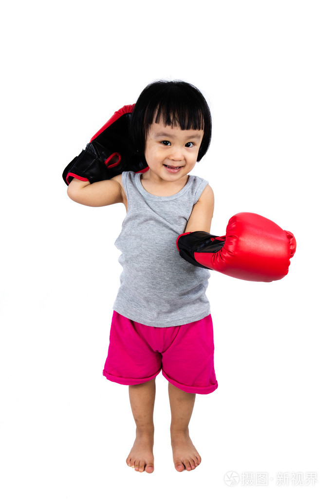 亚洲中国小女孩戴着拳击手套