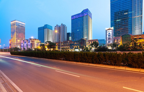 城市建筑的街景和路的夜景图片