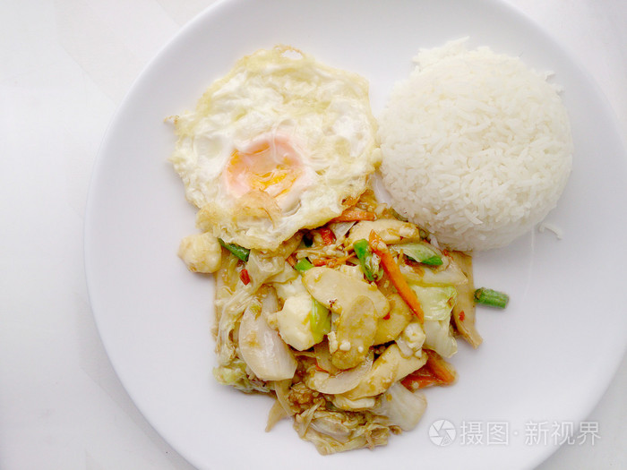 素食与油炸蔬菜和豆腐在白色菜, 健康食品