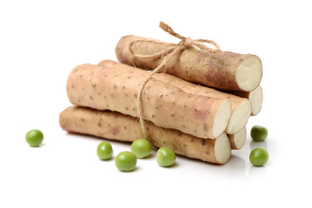 在白色背景上山药照片